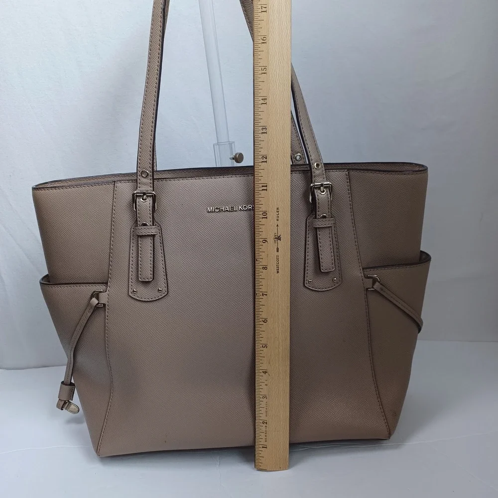 Michael Kors Voyager East West Tote Bag Taupe Saffiano Leather Gold Hardware - Picture 13 of 16